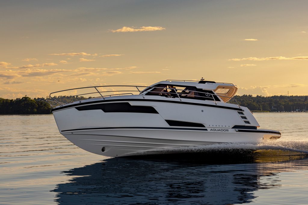 Aquador 300 hardtop cruiser