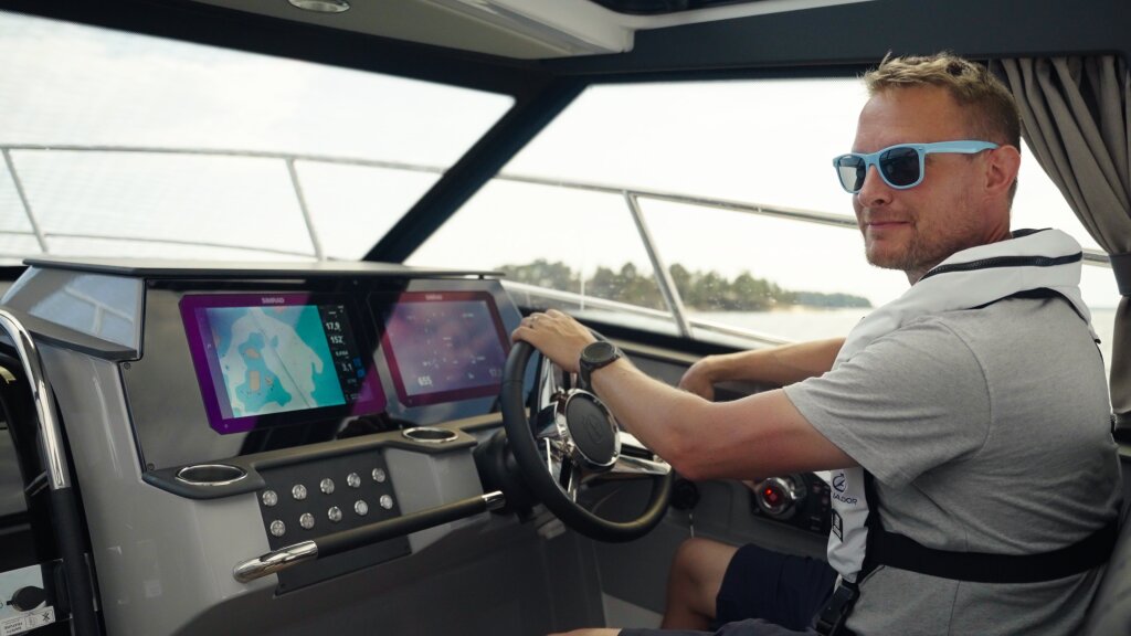 Aquador 250 HT helm with twin Simrad NSX 12-inch displays