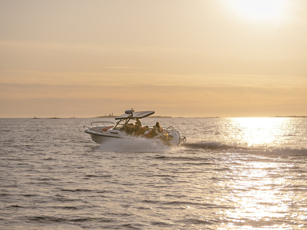 Nimbus T8 running on open water at sunset