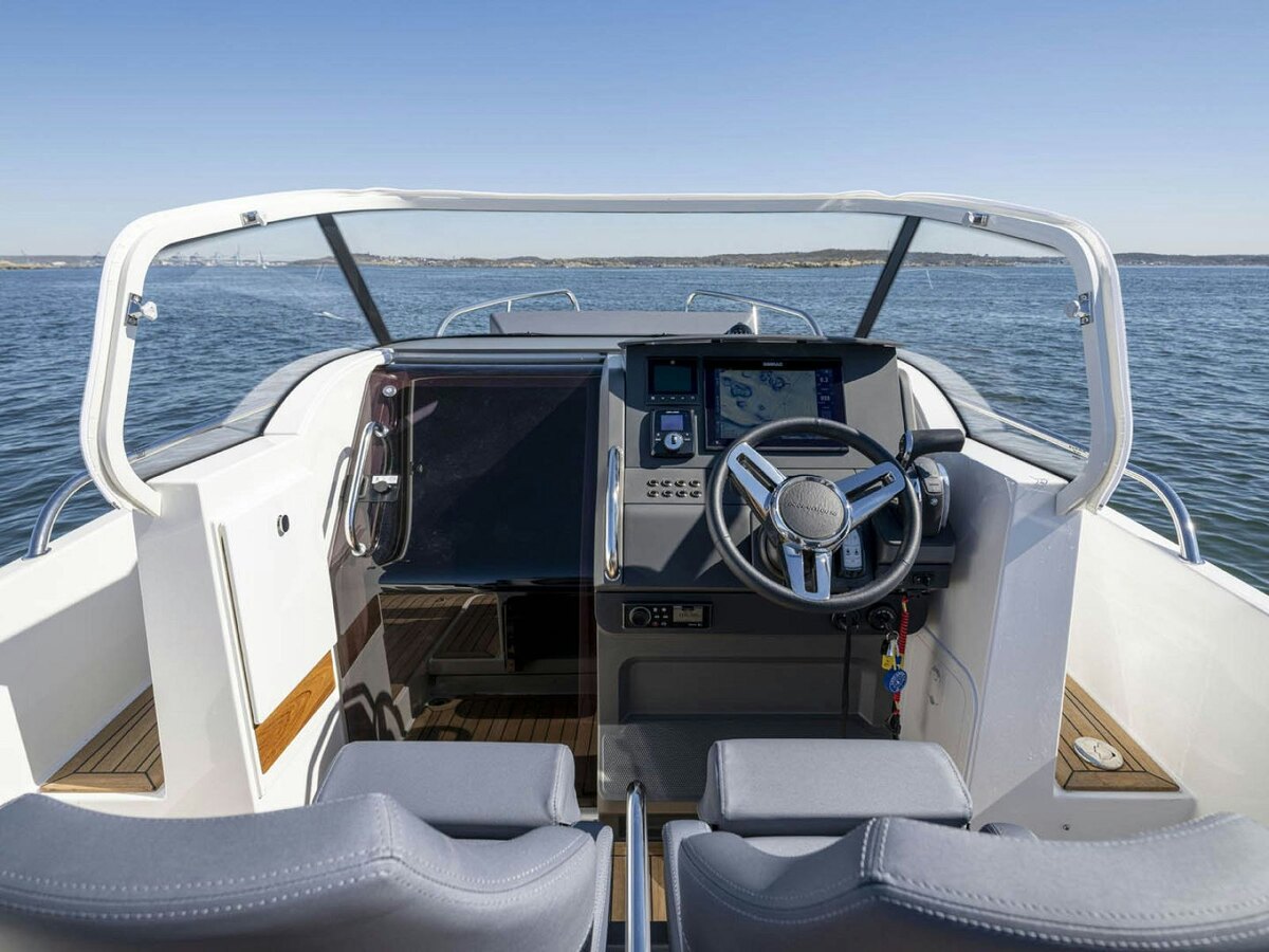 Nimbus T8 helm and companion seats underway