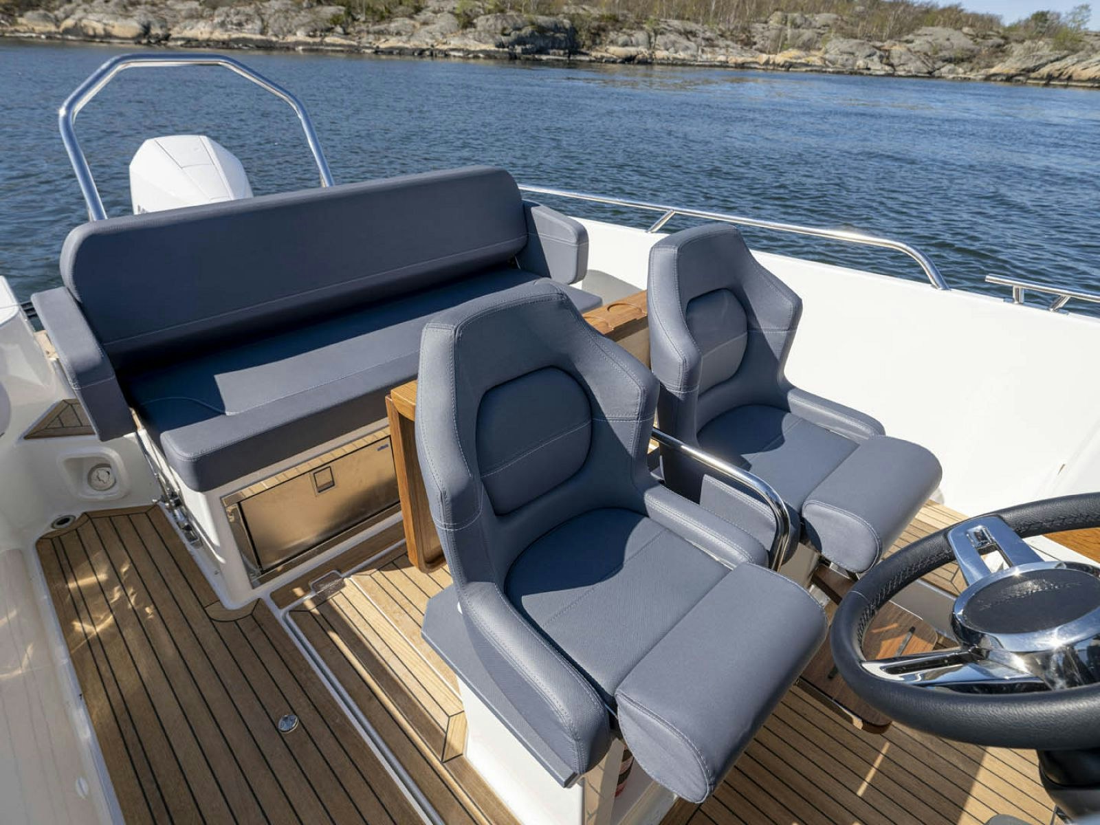 Powerboat course at the helm of a Nimbus T8